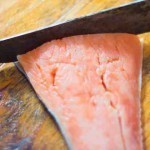 السلمون المقلي بخلطة اللوز طعم غاية في اللذة