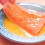 السلمون المقلي بخلطة اللوز طعم غاية في اللذة