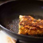 السلمون المقلي بخلطة اللوز طعم غاية في اللذة