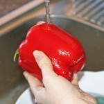 الطريقة الصحيحة في غسل الخضروات والفاكهة