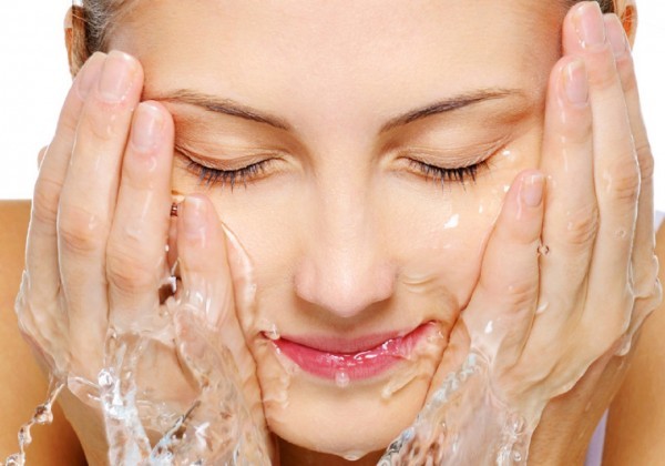 أخطاء غسل الوجه تجنبيها من أجل جمالك أخطاء غسل الوجه تجنبيها من أجل جمالك
