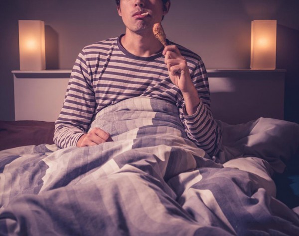 عواقب وأضرار الأكل في وقت متأخر من الليل