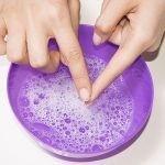 كيف تزيل أثر الصمغ عن الجلد بطرق سهله