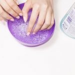 كيف تزيل أثر الصمغ عن الجلد بطرق سهله