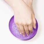 كيف تزيل أثر الصمغ عن الجلد بطرق سهله