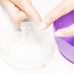 كيف تزيل أثر الصمغ عن الجلد بطرق سهله