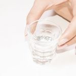 كيف تزيل أثر الصمغ عن الجلد بطرق سهله