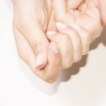 كيف تزيل أثر الصمغ عن الجلد بطرق سهله