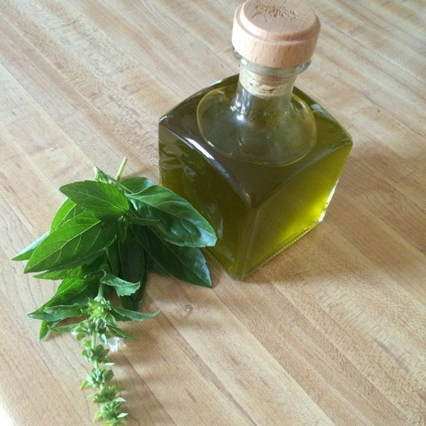 طرق استخدام وفوائد زيت الريحان