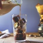 عمل مكعبات القهوة المثلجة بالصور عمل مكعبات القهوة المثلجة بالصور