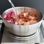 طرق تلوين البيض بقشر البصل بالصور