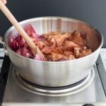 طرق تلوين البيض بقشر البصل بالصور