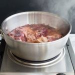 طرق تلوين البيض بقشر البصل بالصور