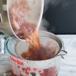 طرق تلوين البيض بقشر البصل بالصور