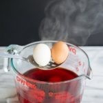 طرق تلوين البيض بقشر البصل بالصور