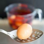 طرق تلوين البيض بقشر البصل بالصور