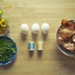 طرق تلوين البيض بقشر البصل بالصور