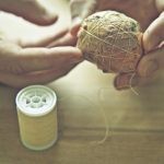 طرق تلوين البيض بقشر البصل بالصور