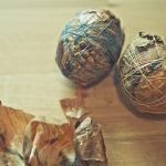 طرق تلوين البيض بقشر البصل بالصور