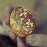 طرق تلوين البيض بقشر البصل بالصور