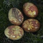 طرق تلوين البيض بقشر البصل بالصور