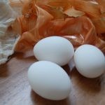 طرق تلوين البيض بقشر البصل بالصور