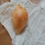 طرق تلوين البيض بقشر البصل بالصور