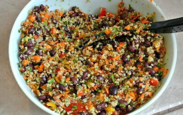 وصفة نباتية سلطة الكينوا والفاصوليا