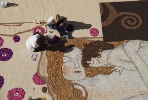 مهرجان الزهور في انفيوراتا في ايطاليا مهرجان الزهور في انفيوراتا في ايطاليا