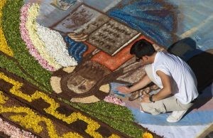 مهرجان الزهور في انفيوراتا في ايطاليا مهرجان الزهور في انفيوراتا في ايطاليا