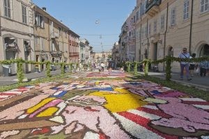 مهرجان الزهور في انفيوراتا في ايطاليا مهرجان الزهور في انفيوراتا في ايطاليا