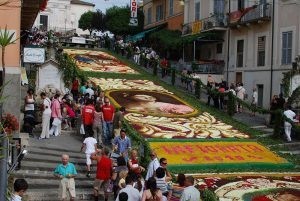 مهرجان الزهور في انفيوراتا في ايطاليا مهرجان الزهور في انفيوراتا في ايطاليا