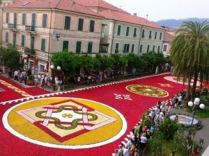 مهرجان الزهور في انفيوراتا في ايطاليا مهرجان الزهور في انفيوراتا في ايطاليا