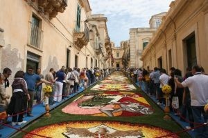 مهرجان الزهور في انفيوراتا في ايطاليا مهرجان الزهور في انفيوراتا في ايطاليا
