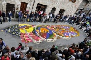 مهرجان الزهور في انفيوراتا في ايطاليا مهرجان الزهور في انفيوراتا في ايطاليا