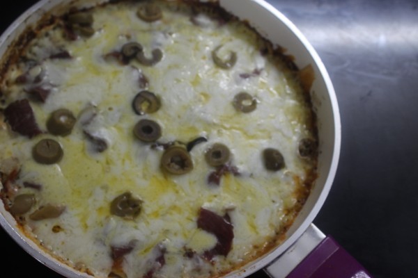 طريقة عمل بيتزا الطاسة وصفة لتحضير البيتزا بدون فرن