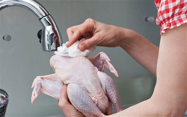 هل غسل الدجاج فعلا خطر وضار ؟ هل غسل الدجاج فعلا خطر وضار ؟