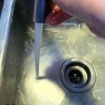 كيفية تنظيف الحوض وبالوعة المطبخ بالليمون