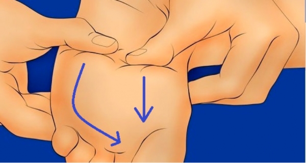 فوائد تدليك القدمين في هذه المنطقة قبل النوم