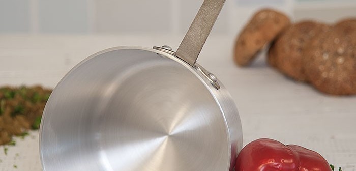 هل طهي الطعام في الأواني الألومنيوم أمن ؟