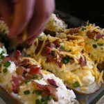 تحضير بطاطس مشوية بالفرن مع الجبن واللحم وصفة شهية