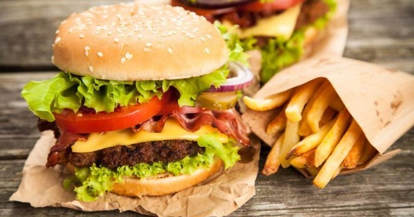 ألم المعدة بعد تناول الطعام الدسم ما السبب ؟ ألم المعدة بعد تناول الطعام الدسم ما السبب ؟