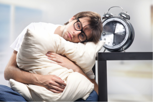 أسباب النوم المتقطع وعلاجه