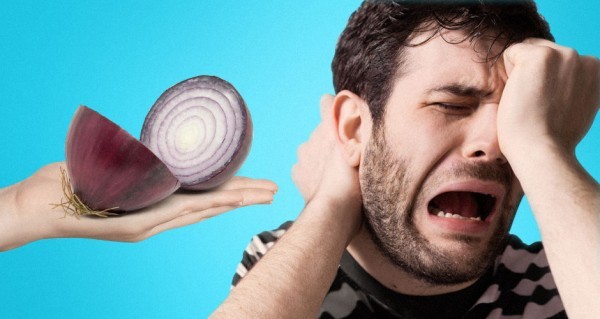 لماذا نبكي عند تقطيع البصل ؟ وحيل تجنب الدموع