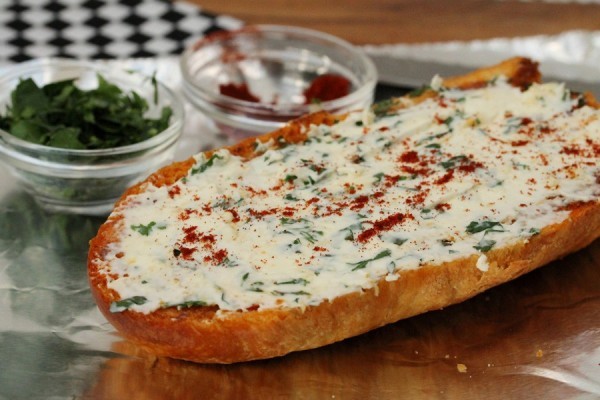 طريقة عمل توست الجبن الكريمي بالثوم ، طعم رائع