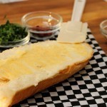 طريقة عمل توست الجبن الكريمي بالثوم ، طعم رائع