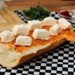 طريقة عمل توست الجبن الكريمي بالثوم ، طعم رائع