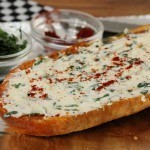 طريقة عمل توست الجبن الكريمي بالثوم ، طعم رائع