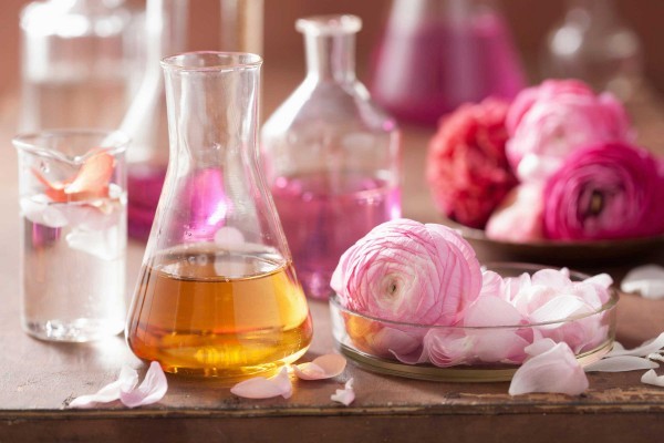 كيفية تثبيت رائحة العطر أطول فترة بهذه الطرق كيفية تثبيت رائحة العطر أطول فترة بهذه الطرق
