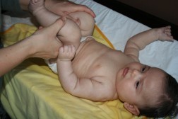 بالصور عمل مساج الأطفال للتخلص من الغازات